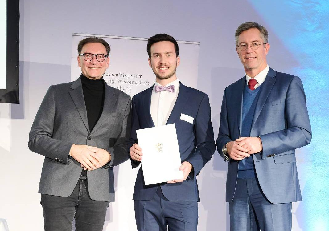 <p>Preisträger Claudio Jäger (m.) mit Peter Mirski (MCI, l.) und Sektionschef Elmar Pichl (r.) ©BMBWF/Fotografie Sabine Klimpt/Lichtblick KG</p>
